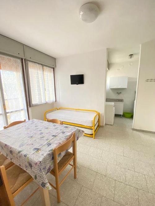 Complesso Mosaico Con Piscina Aperta Giugno Luglio Agosto Appartamenti Sono Arredati Vedi Foto Per Il Check In Agenzia Viale Francesco Petrarca 391 Lido Adriano Ra Εξωτερικό φωτογραφία
