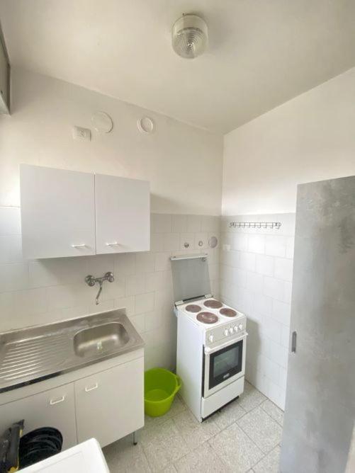 Complesso Mosaico Con Piscina Aperta Giugno Luglio Agosto Appartamenti Sono Arredati Vedi Foto Per Il Check In Agenzia Viale Francesco Petrarca 391 Lido Adriano Ra Εξωτερικό φωτογραφία