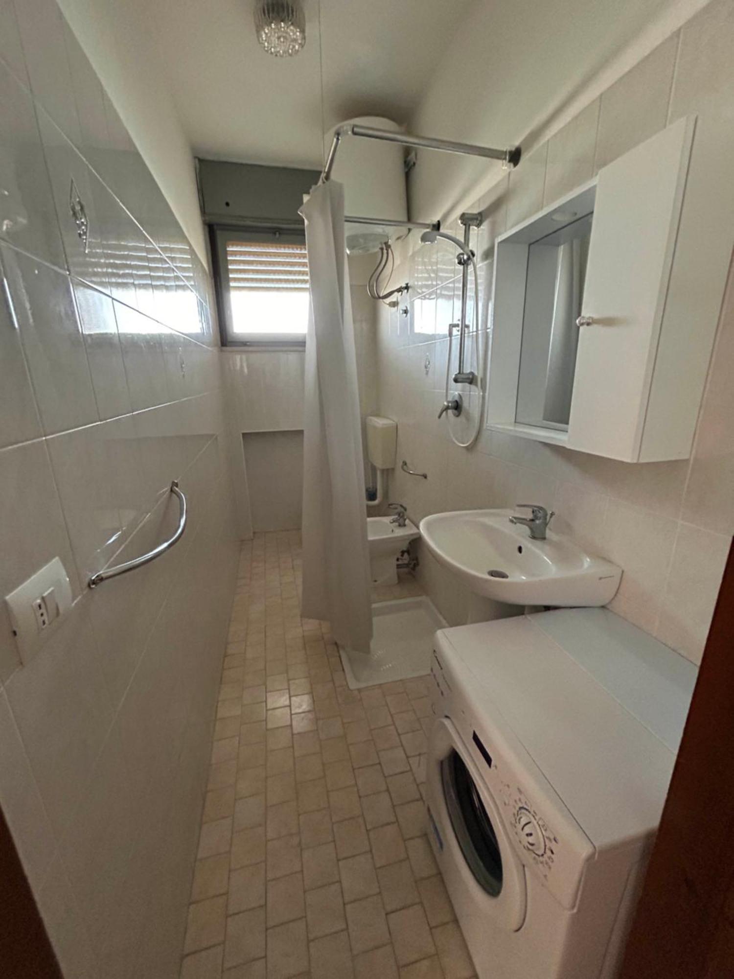 Complesso Mosaico Con Piscina Aperta Giugno Luglio Agosto Appartamenti Sono Arredati Vedi Foto Per Il Check In Agenzia Viale Francesco Petrarca 391 Lido Adriano Ra Εξωτερικό φωτογραφία